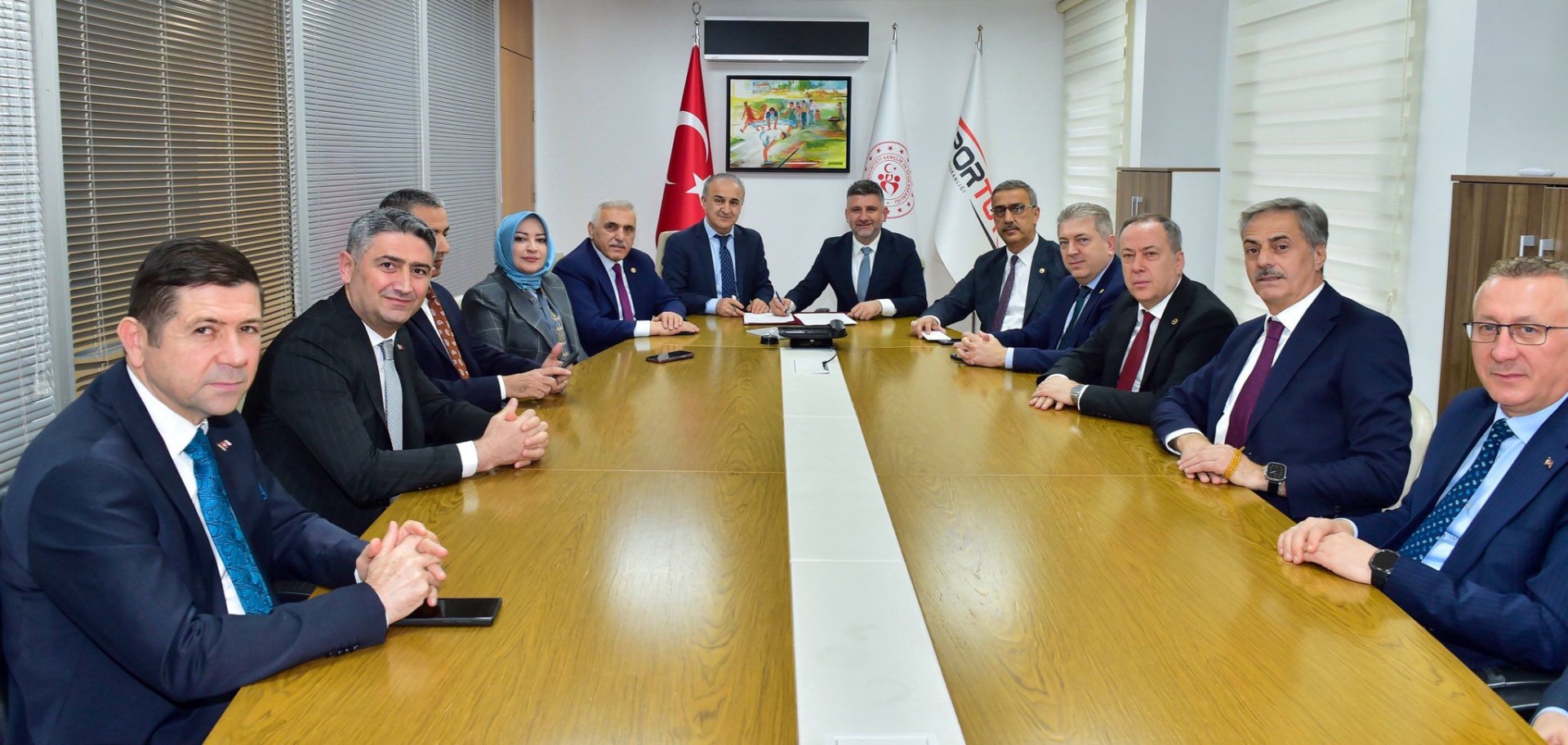 Söğütlü'ye Stratejik Spor Yatırımları: Gençlik Merkezi ve Modern Spor Parkı Projeleri Hayata Geçiriliyor